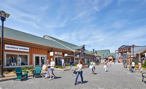 Woodbury Common Premium Outlets: A Shopper's Paradise in New York.